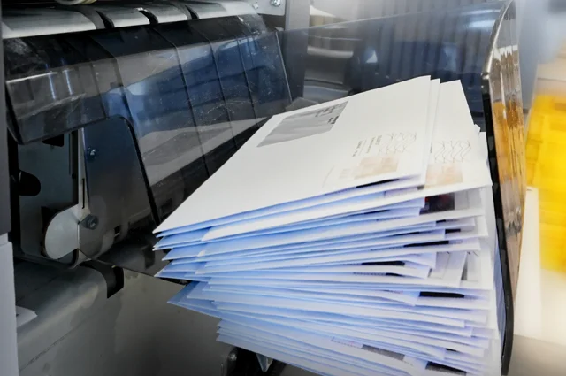enveloping machine at the lettershop