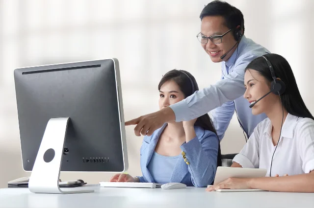 manager guiding colleagues during work